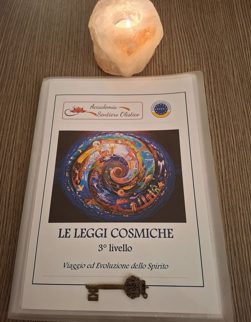 La dispensa del 3° livello de «Le Leggi Cosmiche», con una candela di sale e una piccola chiave antica.
